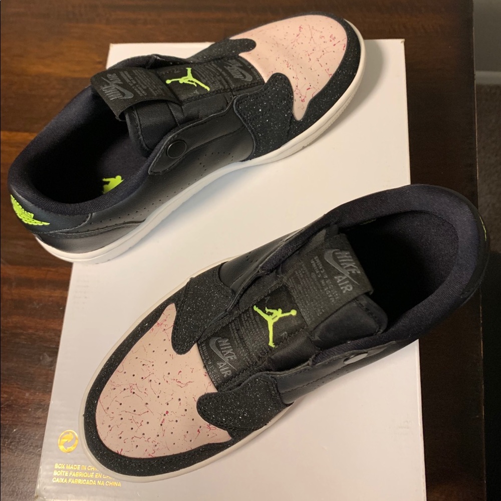 SOLD NEW NEVER USE WMNS AIR JORDAN 1 RET LOW SLIP